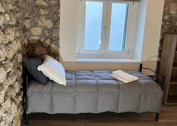 Tra Monti E *
